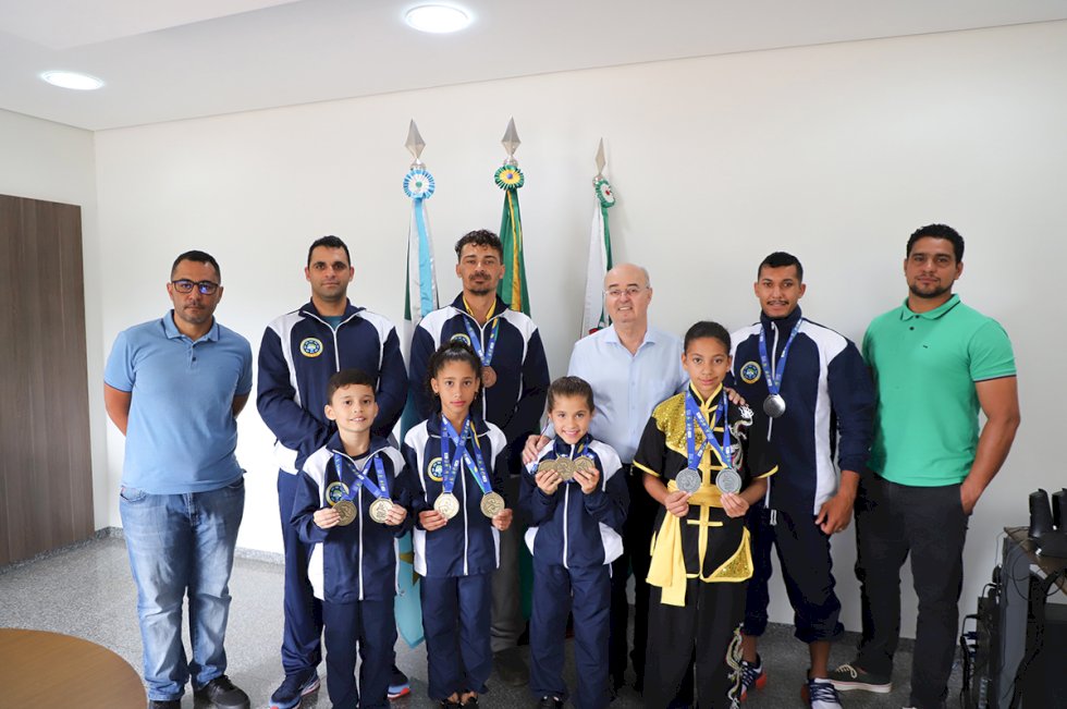 Prefeito recebe atletas destaques municipais