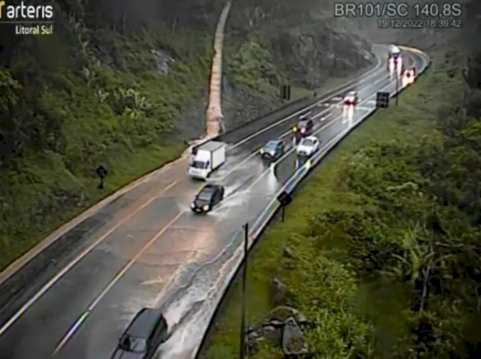 Temporal deixa 2 mortos, bloqueia rodovia e suspende serviços em SC