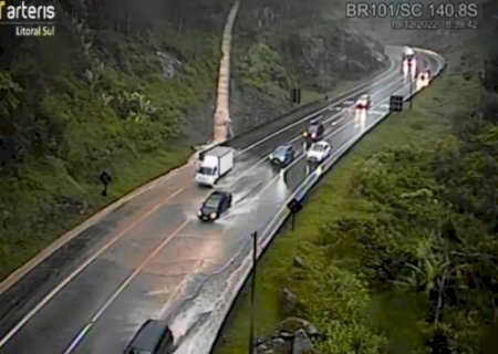 Temporal deixa 2 mortos, bloqueia rodovia e suspende serviços em SC