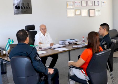 Gilberto Garcia e Tenente Coronel J. Roberto discutem medidas de segurança escolar