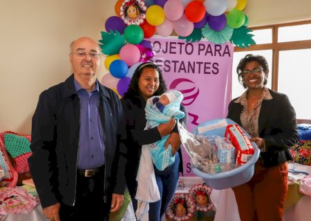 Prefeitura entrega Kit Bebê às gestantes do projeto Oficina dos Sonhos