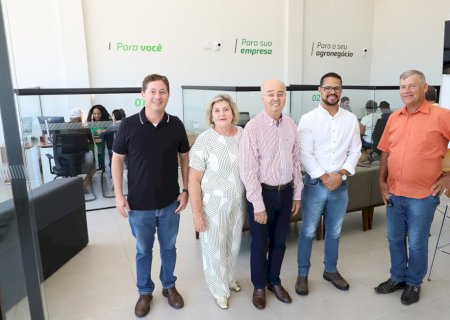 Prefeito Gilberto Garcia visita agência Sicredi em Nova Casa Verde