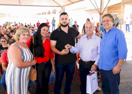 Gilberto Garcia entrega 80 casas no Jardim Walter Fernandes