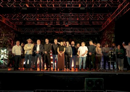 Falamansa e show pirotécnico emocionam multidão