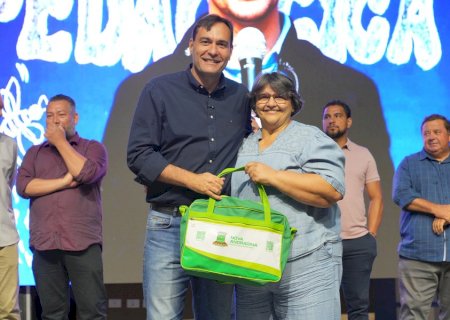 Nova Andradina abre ano letivo com entrega inédita do Kit do Professor